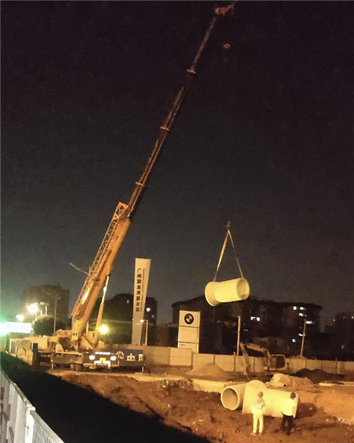 云龙县“弯臂矫正”—— 吊车的 “形变补偿” 技术